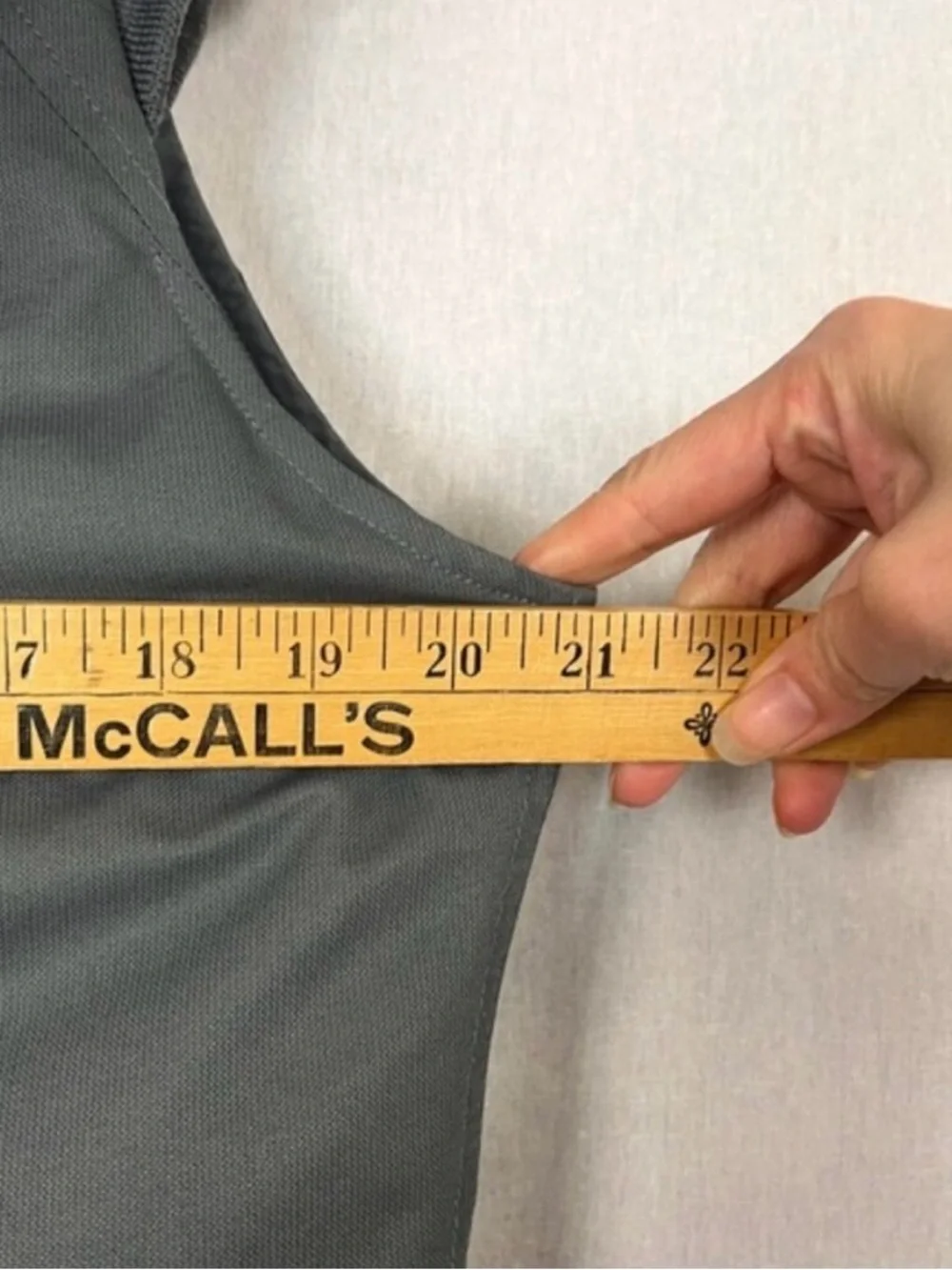 Community by Aritzia Duck Down Puffer Vest Faux Fur Hood Adjustable Waist Large - Picture 10 of 10